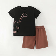Cargar imagen en el visor de la galería, Remera negro con diseño de dino y short marrón

