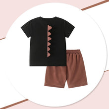 Cargar imagen en el visor de la galería, Remera negro con diseño de dino y short marrón
