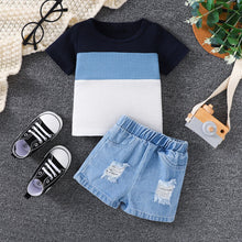 Cargar imagen en el visor de la galería, Remera de tres colores y short jeans rasgado
