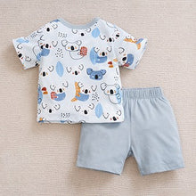 Cargar imagen en el visor de la galería, Remera celeste con estampas de koala y short gris
