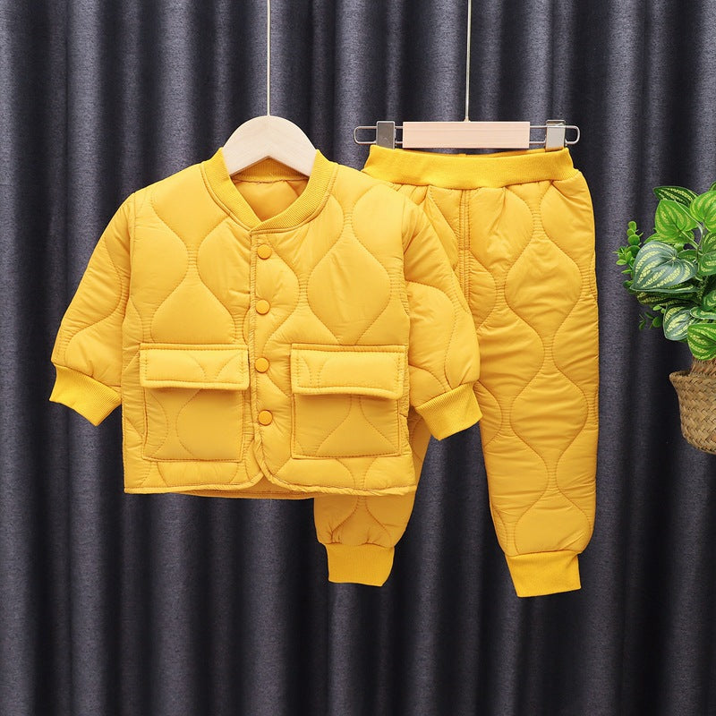 Campera y pantalón de pluma con detalles de costura