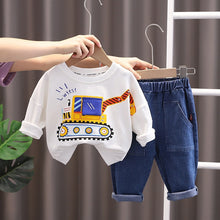 Carregar imagem no visualizador da galeria, Abrigo tipo moletón con estampa de tractor y pantalón jeans con bolsillos
