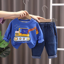 Carregar imagem no visualizador da galeria, Abrigo tipo moletón con estampa de tractor y pantalón jeans con bolsillos
