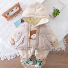 Cargar imagen en el visor de la galería, Campera de forro polar con capucha bordado de oso, chaleco de pluma y pantalón
