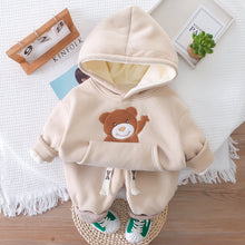 Cargar imagen en el visor de la galería, Campera de forro polar con capucha bordado de oso, chaleco de pluma y pantalón
