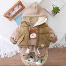 Cargar imagen en el visor de la galería, Campera de forro polar con capucha bordado de oso, chaleco de pluma y pantalón
