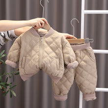 Cargar imagen en el visor de la galería, Campera de pluma y pantalón con relieves
