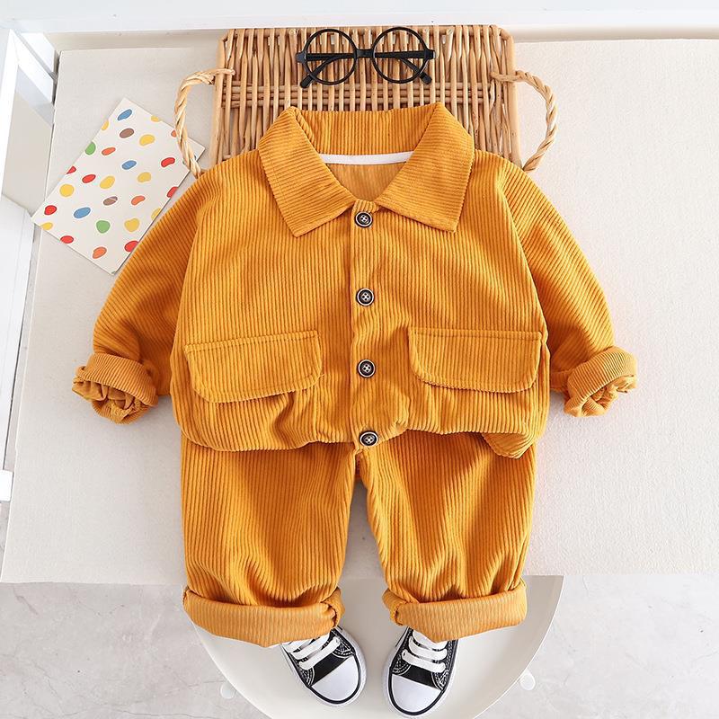 Campera con bolsillos y pantalón tipo corderoy