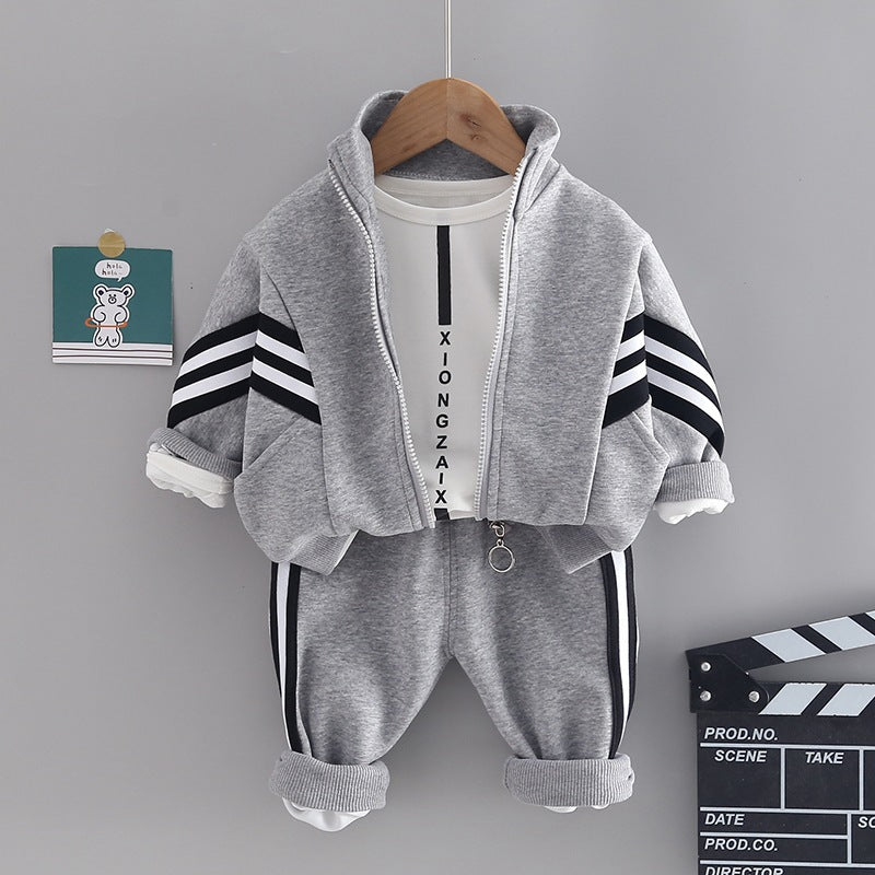 Campera con rayas, mangas largas blanca y pantalón