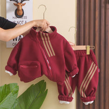 Cargar imagen en el visor de la galería, Campera con rayas falso porchete y pantalón con forro polar
