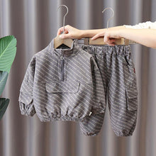 Cargar imagen en el visor de la galería, Abrigo a rayas con cierre y pantalón
