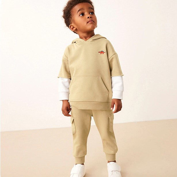 Abrigo con capucha y pantalón beige