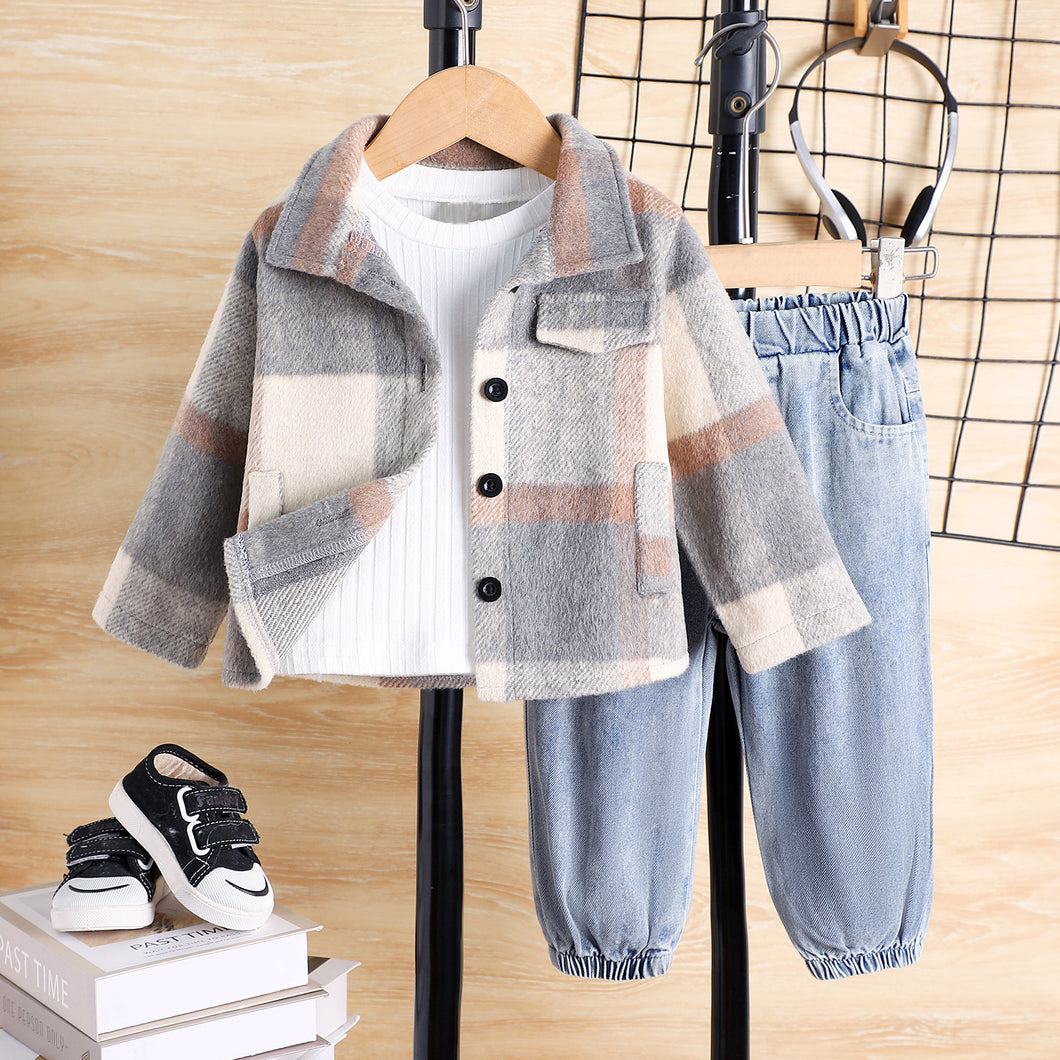 Abrigo a cuadros gris y pantalón jeans