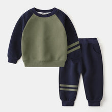 Carregar imagem no visualizador da galeria, Abrigo y pantalón azul marino  tipo moletón  con rayas
