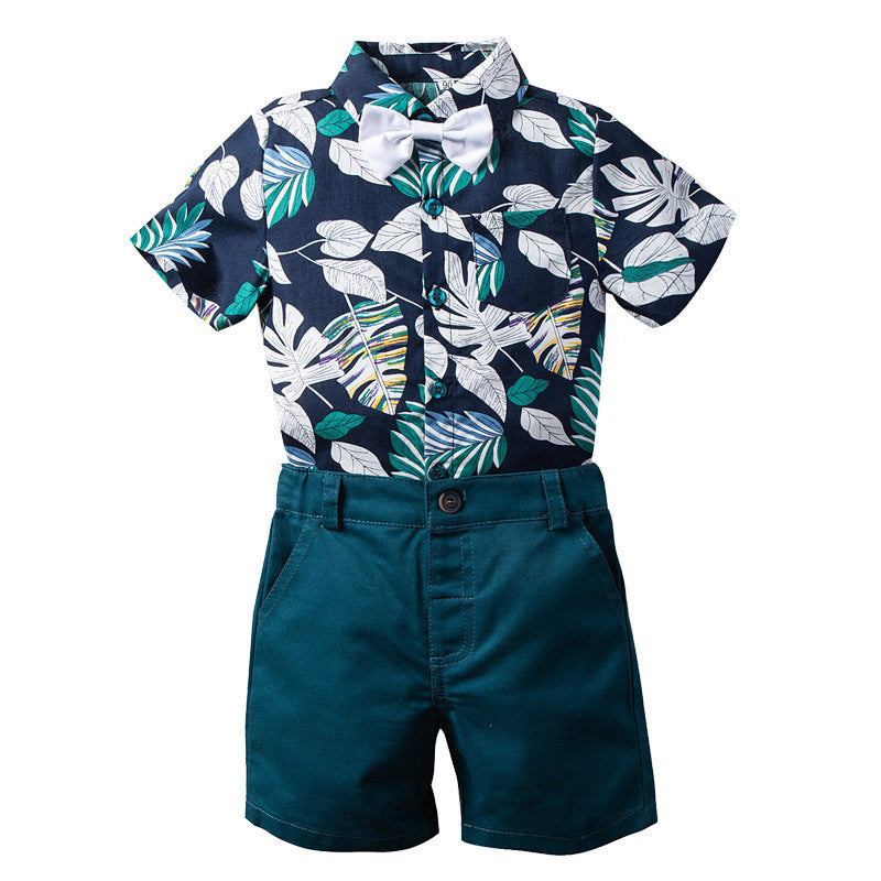 Camisa azul marino con estampas de hojas y  moño con short turquesa