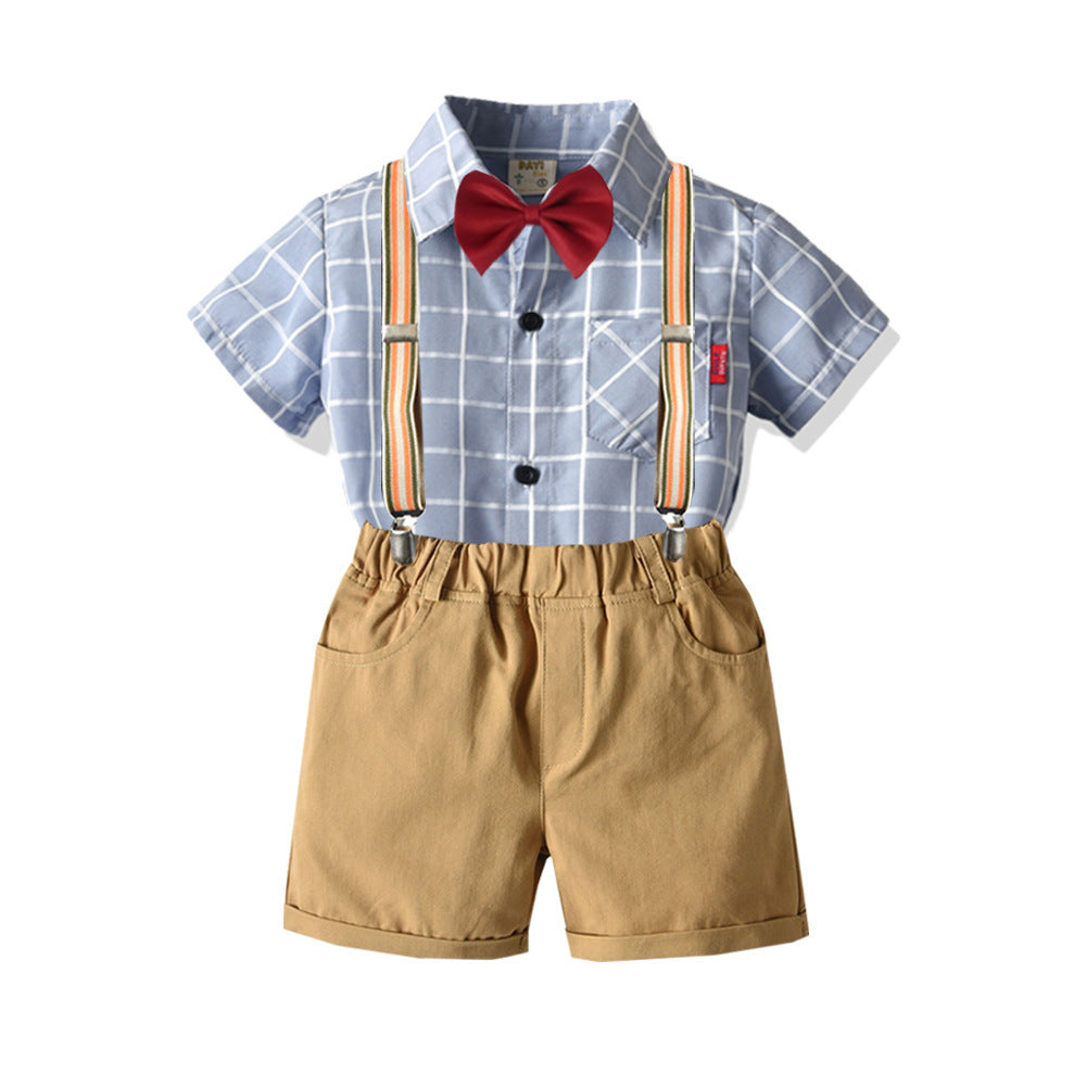 Camisa gris cuadrille, short caqui con tirante y moño bordo