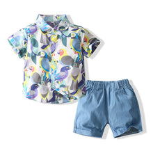 Carregar imagem no visualizador da galeria, Camisa con estampas de aves y short azul
