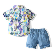 Carregar imagem no visualizador da galeria, Camisa con estampas de aves y short azul
