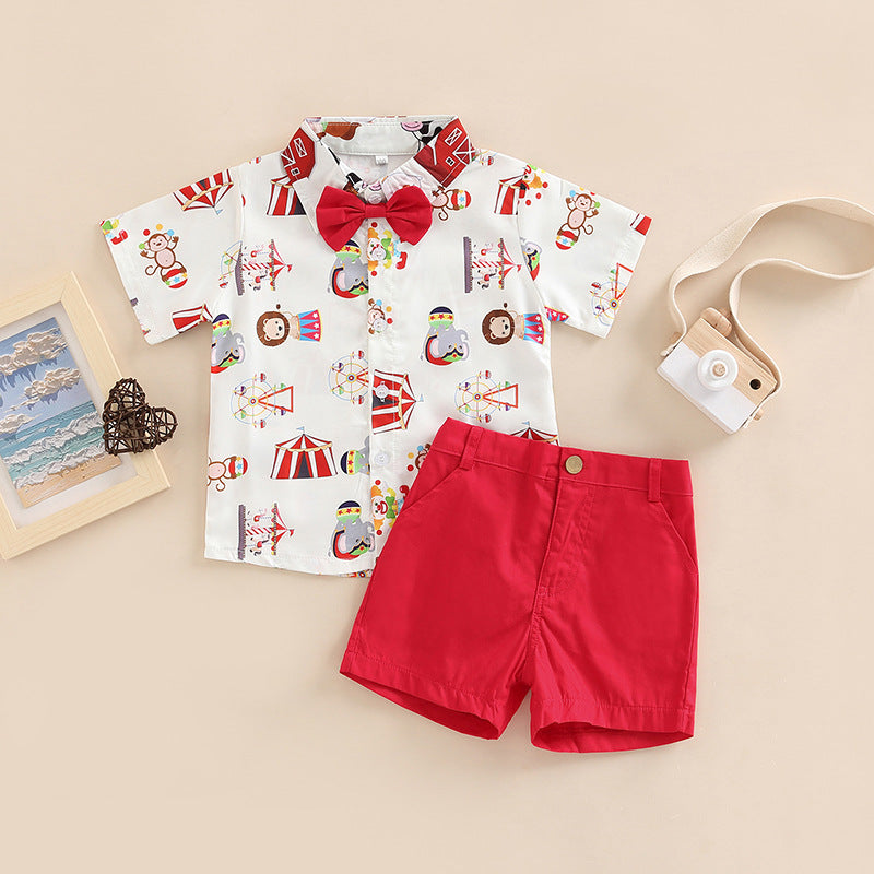 Camisa blanca con estampas de circo y short rojo con moño