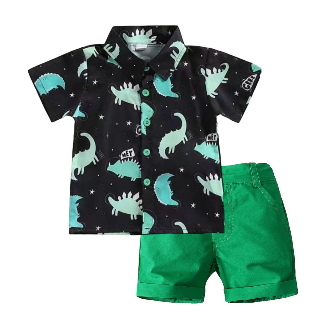 Camisa negra de dino en el espacio y short verde