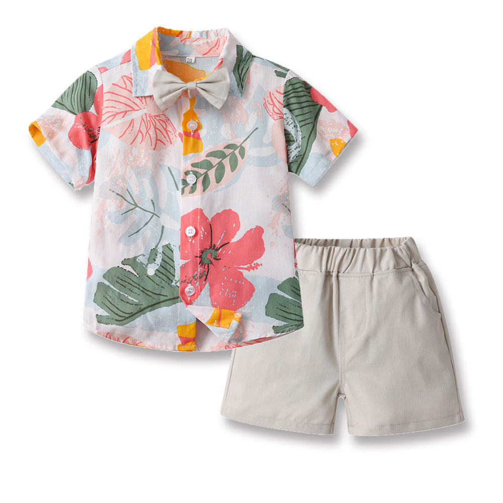 Camisa con estampas de hojas y short crema