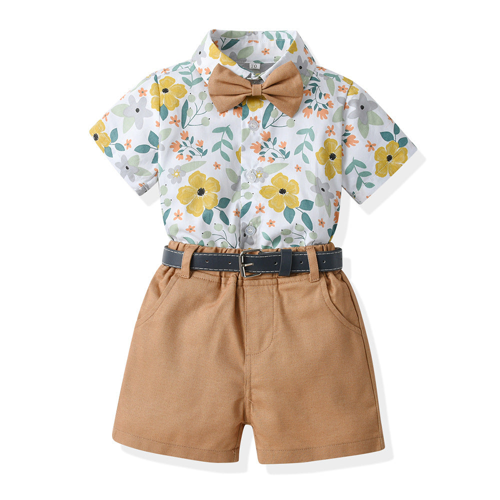 Camisa blanca con estampas de flores, moño y short beige con cinto