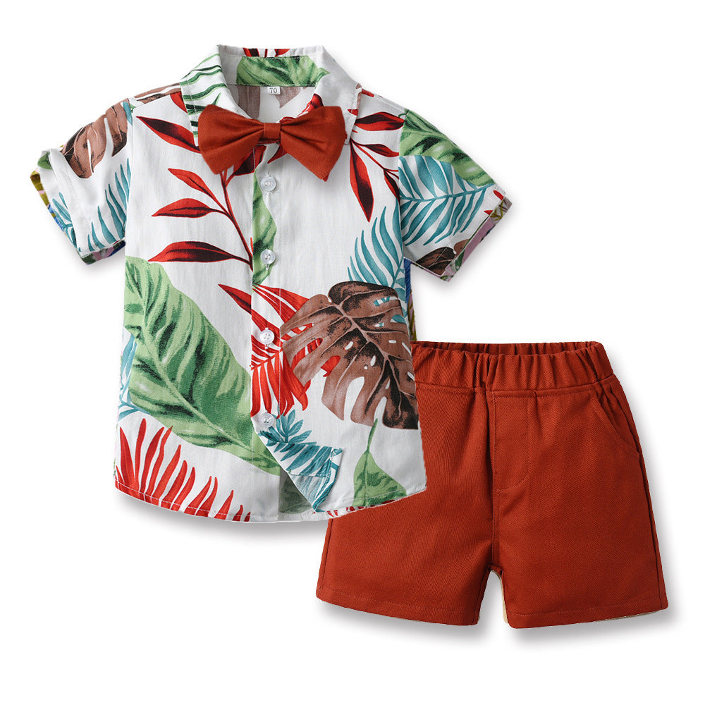 Camisa blanca con estampas de hojas, moño y short bordo