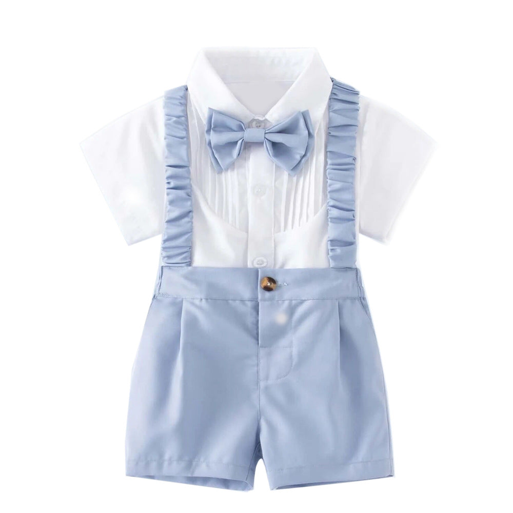 Camisa blanca con moño y short con tirante