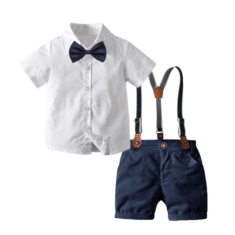 Camisa blanca con moño y short azul marino con tirante