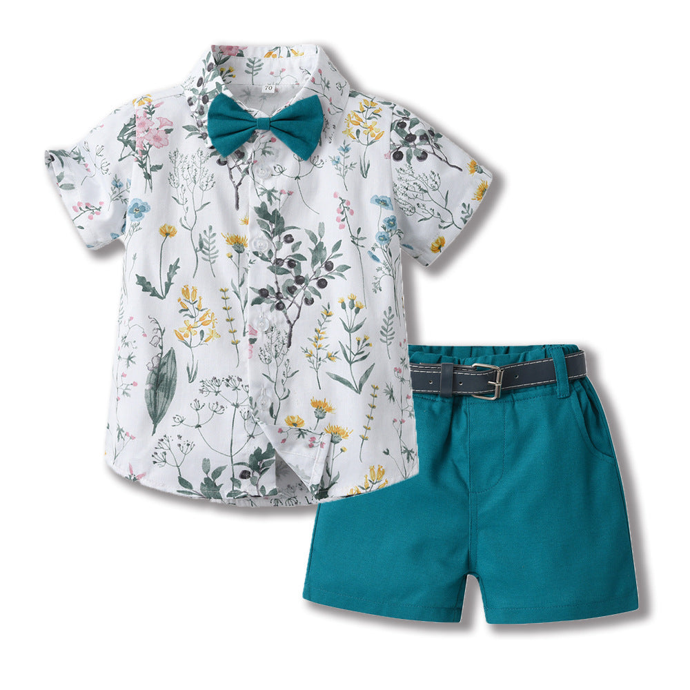 Camisa blanca con estampas de flores, moño y short turquesa con cinto