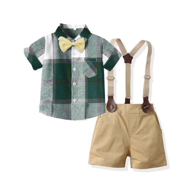 Camisa a cuadros verde con moño y short beige con tirante