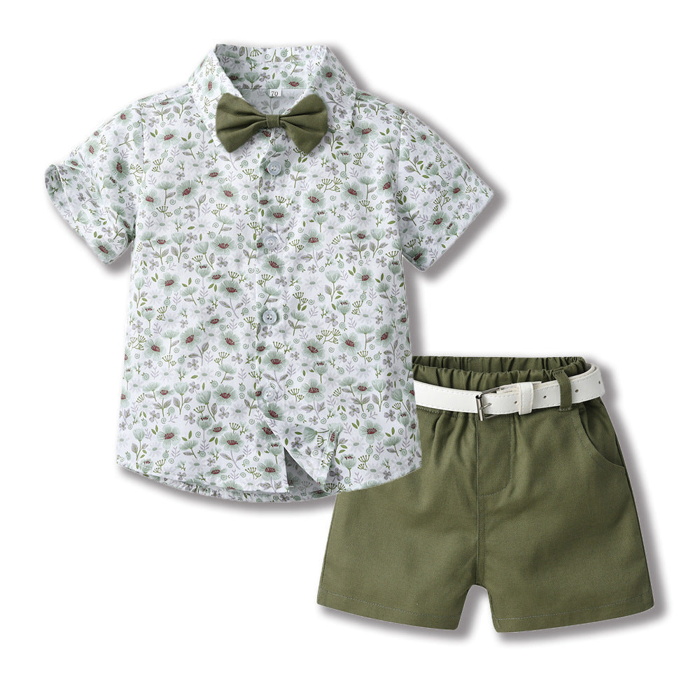 Camisa blanca con estampas de flores, moño y short verde musgo con cinto