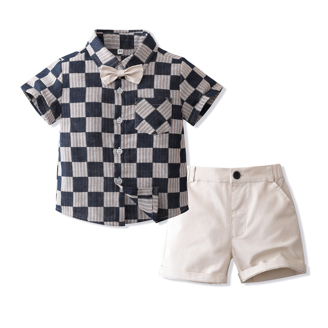 Camisa azul marino a cuadros gris con moño y short crema