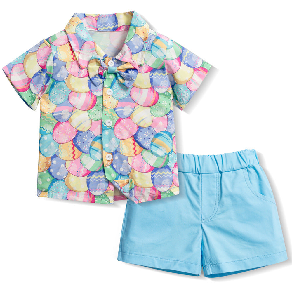 Camisa con estampas de huevo de pascua, moño y short celeste