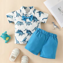 Carregar imagem no visualizador da galeria, Camisa blanca de dino con moño y short celeste
