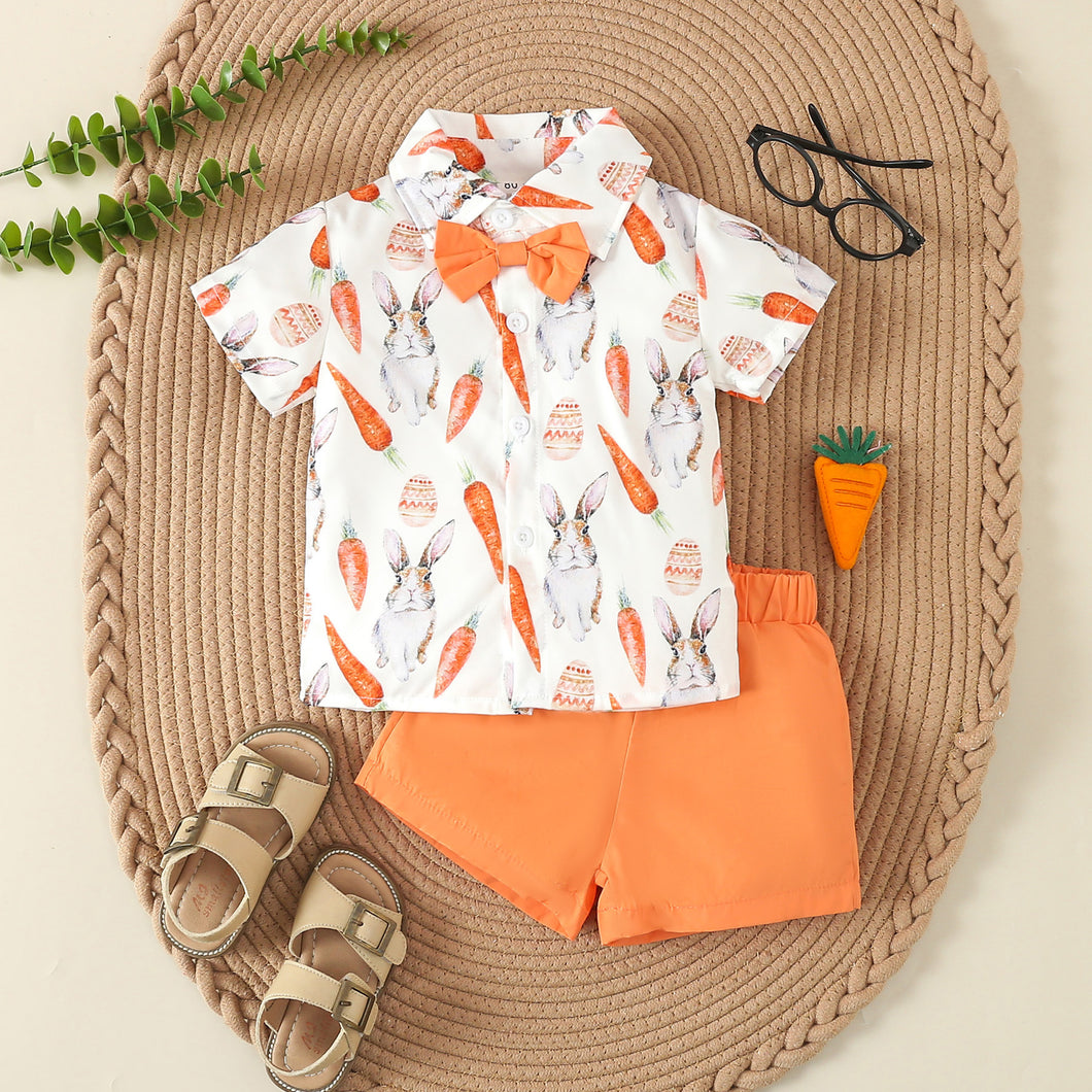 Camisa blanca de conejo con zanahoria y short naranja con moño