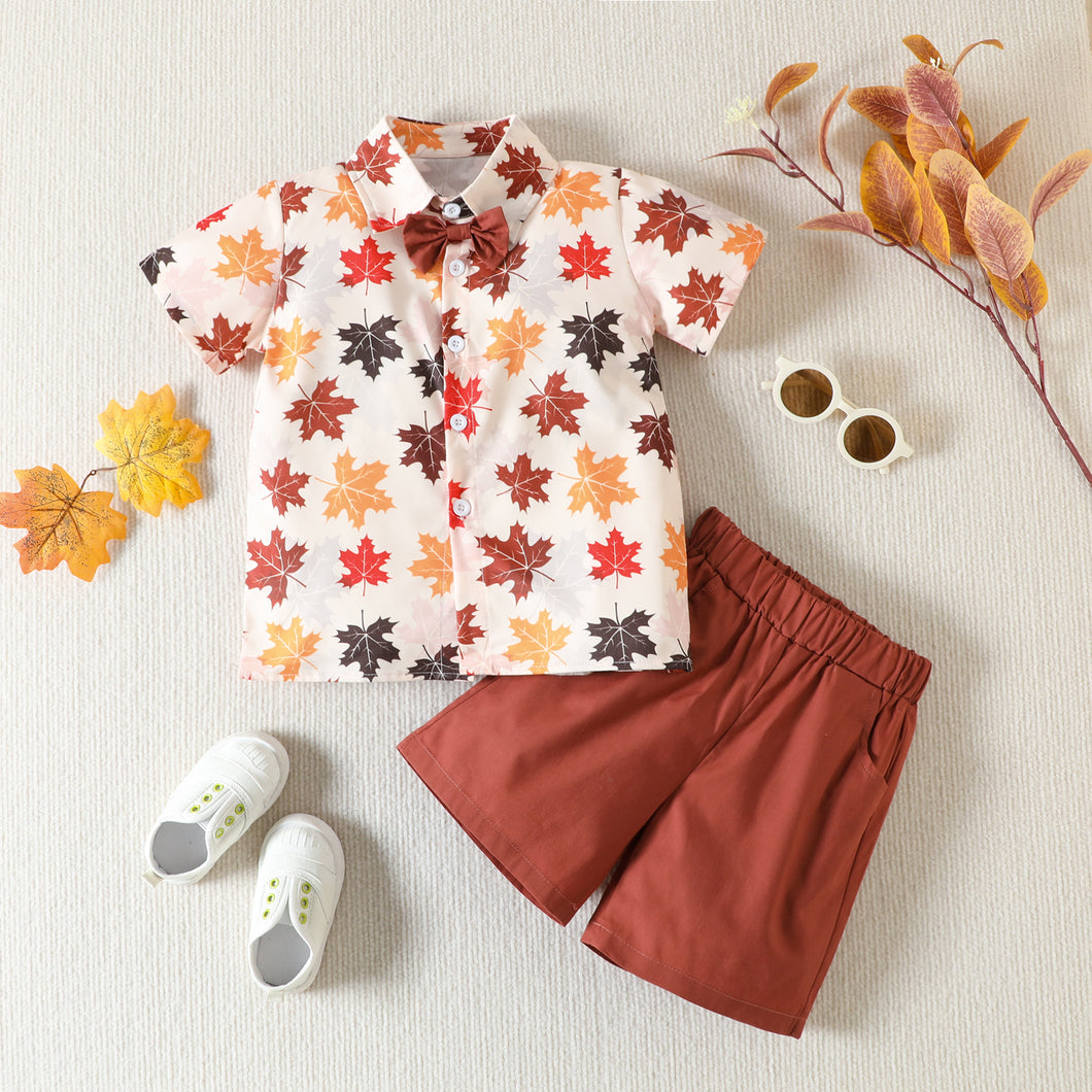 Camisa con estampas de hojas y short terracota con moño