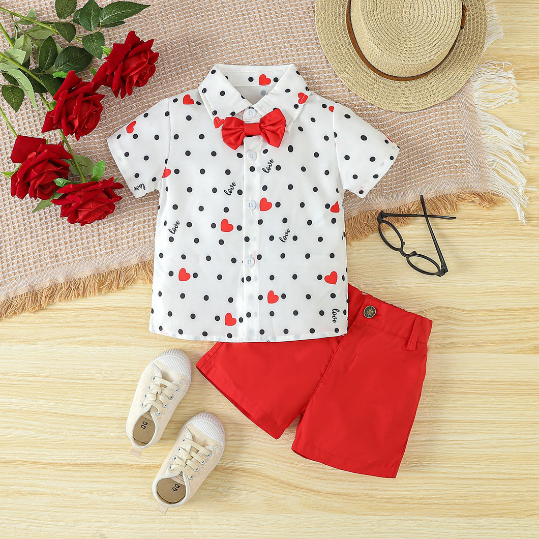 Camisa blanca con motas y estampas de corazones, short rojo con moño