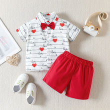 Carregar imagem no visualizador da galeria, Camisa blanca con estampas de corazones con letras y short rojo con moño
