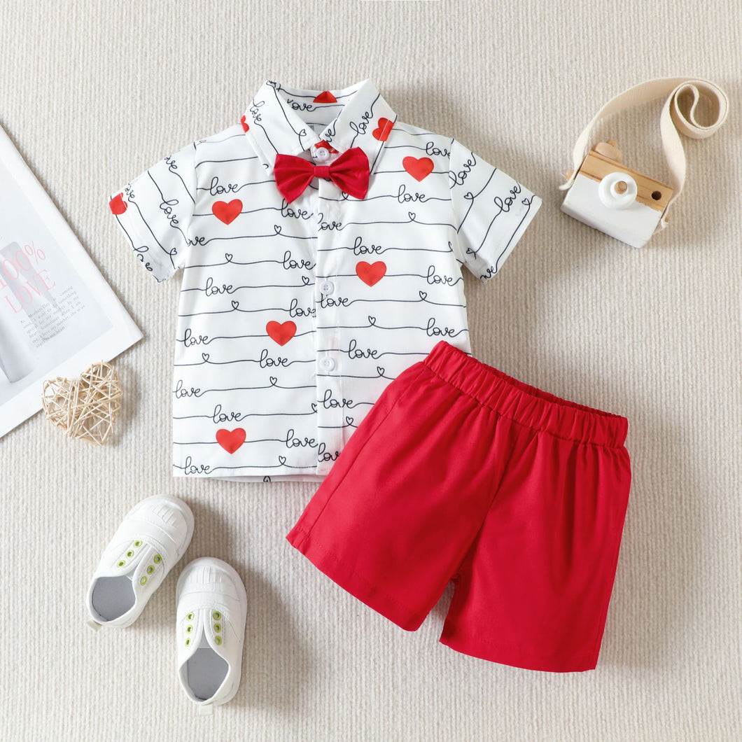 Camisa blanca con estampas de corazones con letras y short rojo con moño