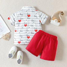 Carregar imagem no visualizador da galeria, Camisa blanca con estampas de corazones con letras y short rojo con moño
