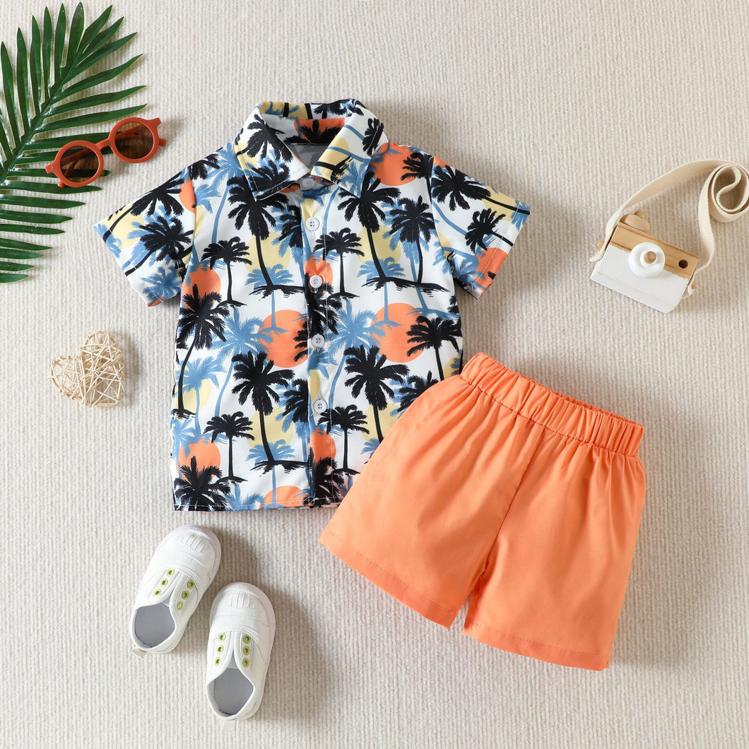 Camisa con estampas de palmeras y short naranja