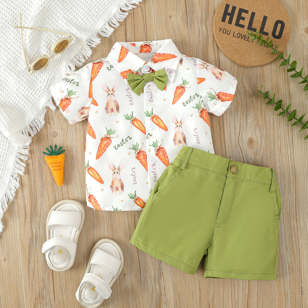 Camisa blanca de conejos con zanahorias y short con moño verde musgo