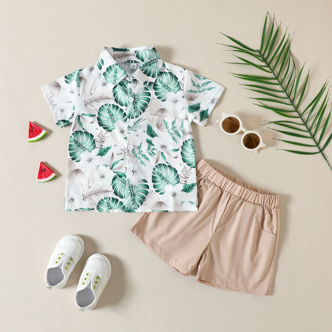 Camisa blanca con estampas de hojas y short beige