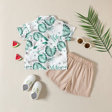 Carregar imagem no visualizador da galeria, Camisa blanca con estampas de hojas y short beige
