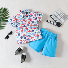 Carregar imagem no visualizador da galeria, Camisa blanca con estampas de barcos y short celeste
