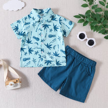 Carregar imagem no visualizador da galeria, Camisa celeste con estampas de palmeras y short azul
