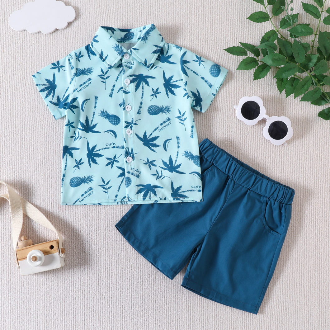 Camisa celeste con estampas de palmeras y short azul