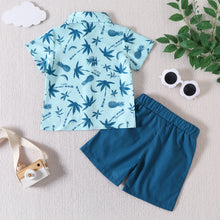 Carregar imagem no visualizador da galeria, Camisa celeste con estampas de palmeras y short azul
