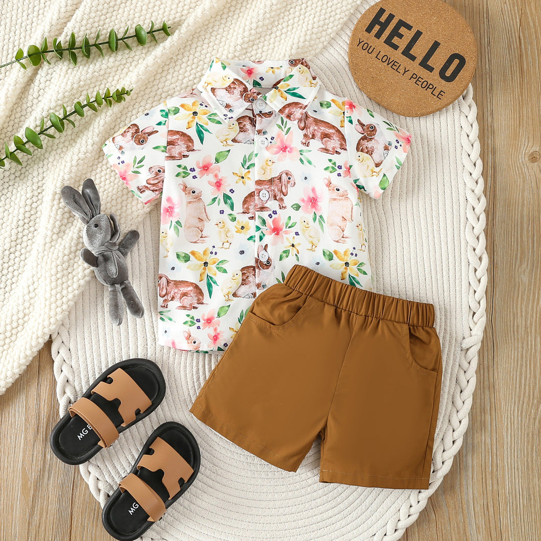 Camisa con estampas de conejos y short marrón